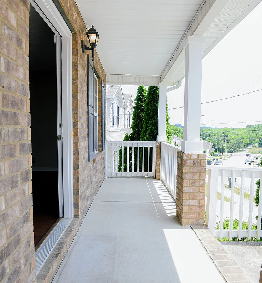 3 bed, 3.5 bath, 1958 sqft, $2,450 — Photo 2