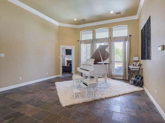 3rd image of 1107 Crockett Ct