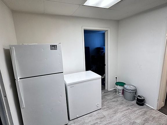 5th image of 897 E Prospect St