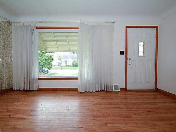 4th image of 29053 Norman Ave