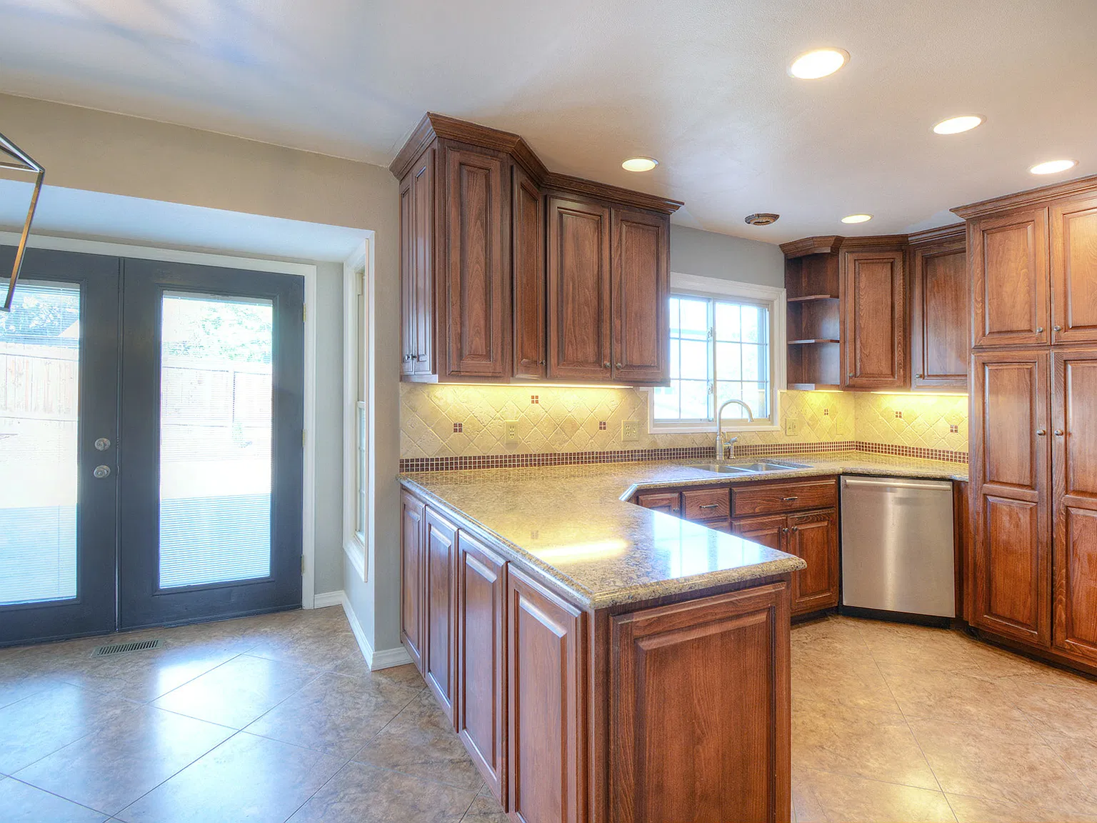 5 bed, 2874 sqft, $2,800 — Photo 3