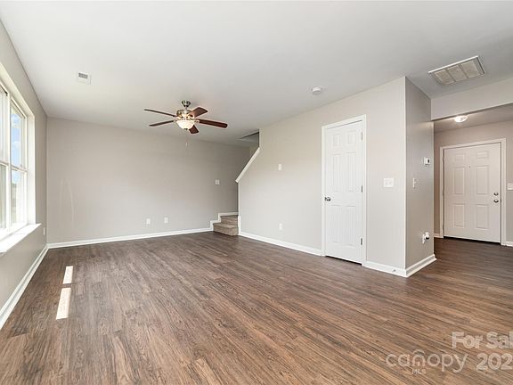 3rd image of 4437 Esmeralda Dr