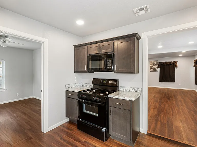 4012 S Hudson Ave — Photo 14