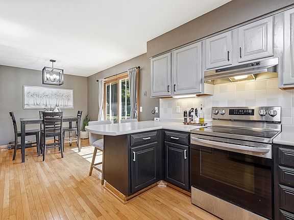 5th image of 895 Berkley Pl
