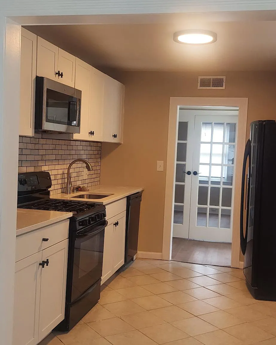 3 bed, 2.5 bath, 2200 sqft, $2,700 — Photo 3