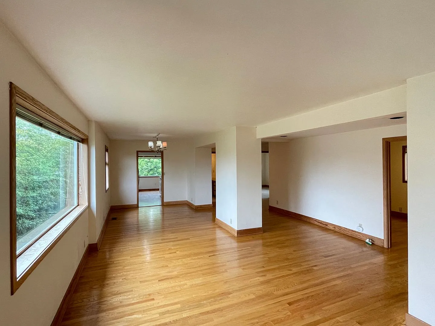 Spacious 5-Bedroom Magnolia Home with Rooftop Deck & Lake Views — Photo 2