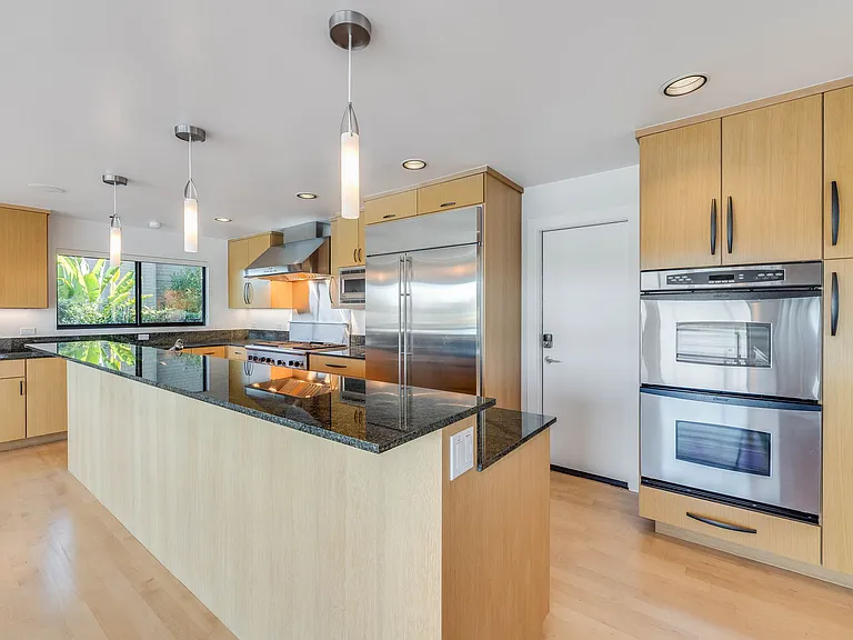 363 E Strawberry Dr — Photo 5
