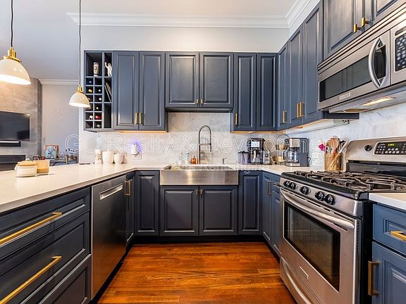 5th image of 852 N Damen Ave Suite 2C