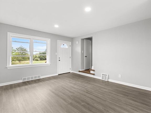 4th image of 728-30 S Leonard St