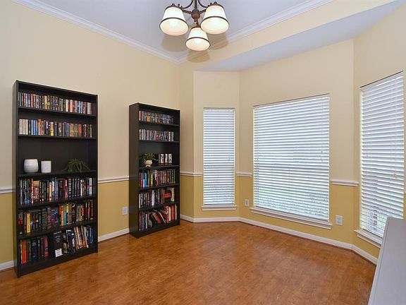 3rd image of 1027 Tennyson Dr
