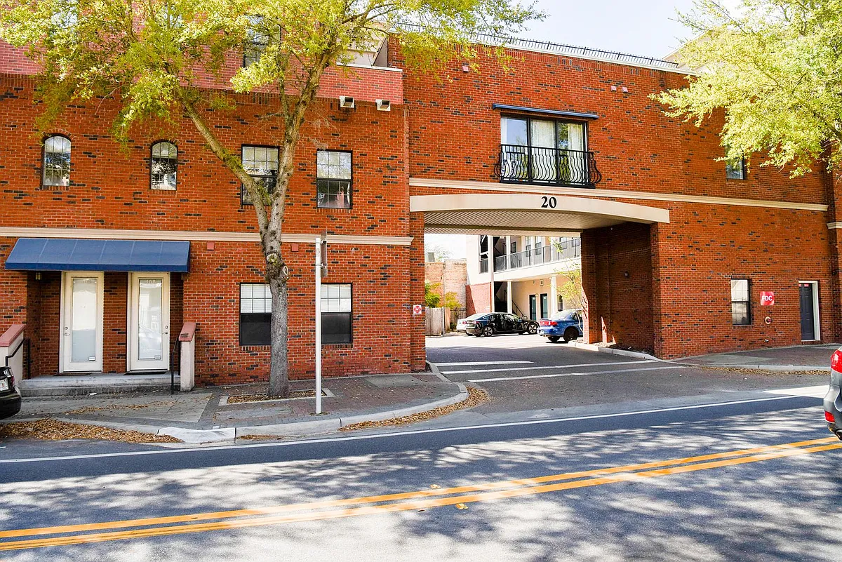 Building Photo - 20 SW 6th St #1-204