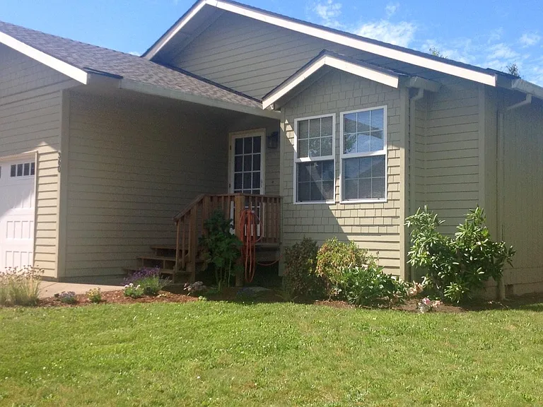 360 NW Denton Ave — Photo 5