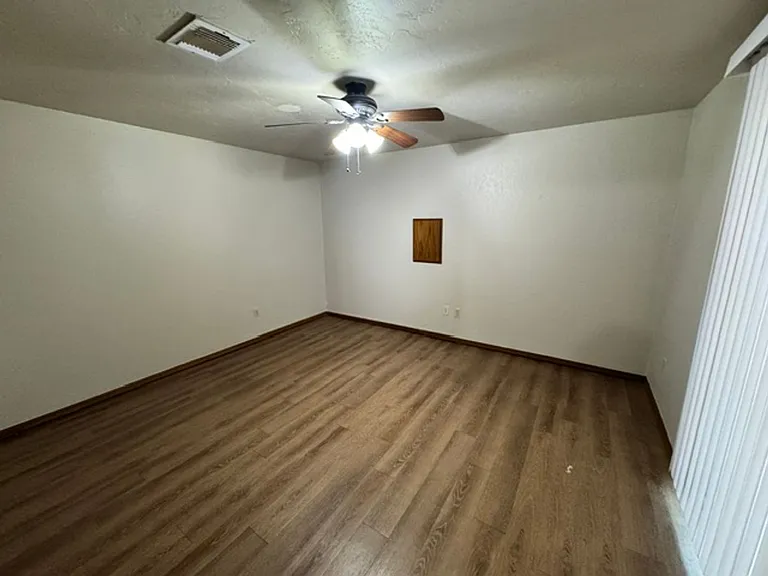 8606 S Drexel Pl — Photo 4