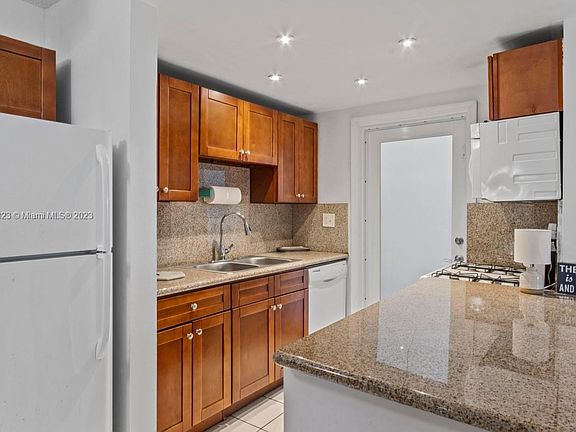3rd image of 915 Jefferson Ave APT 2D
