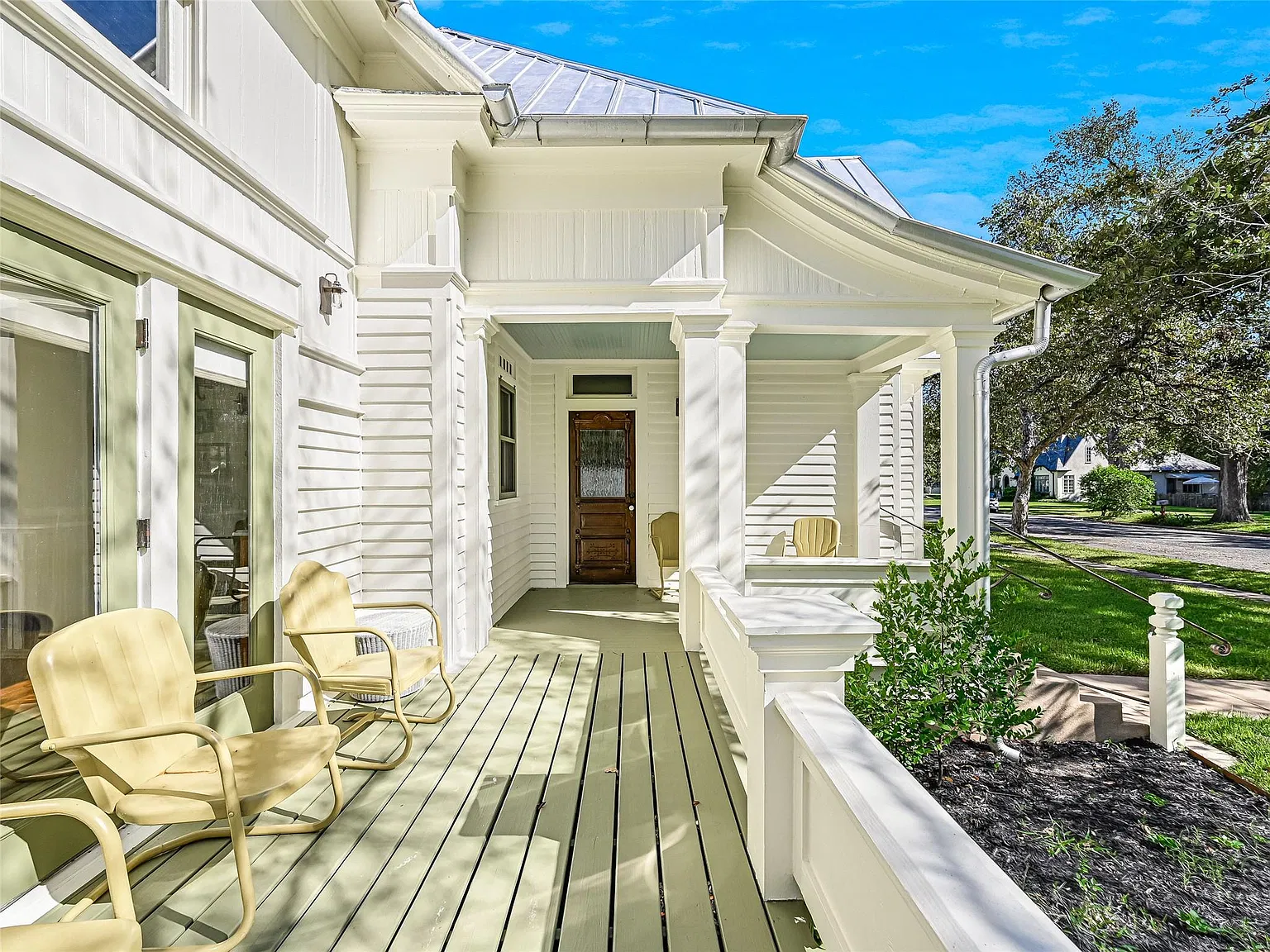 2 bed, 2.5 bath, 1899 sqft, $2,500 — Photo 2
