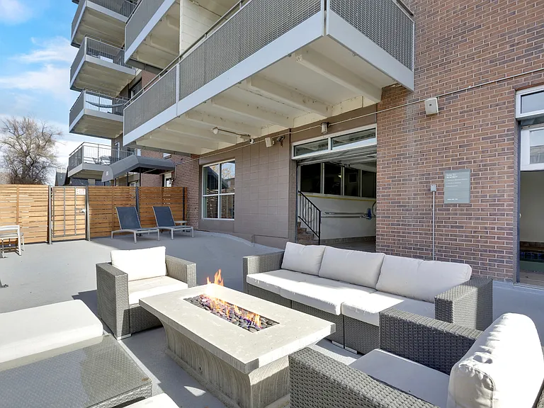 515 Clarkson — Photo 11