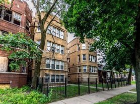 7924 S Vernon Chicago, IL 60619