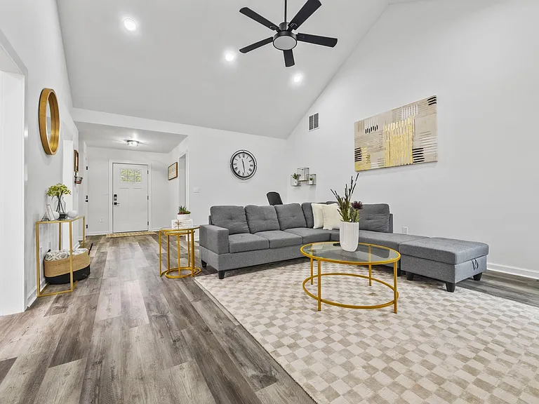 2322 Red Rose Ln — Photo 2