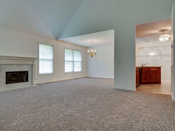 5th image of 402 Hickory Chase Dr