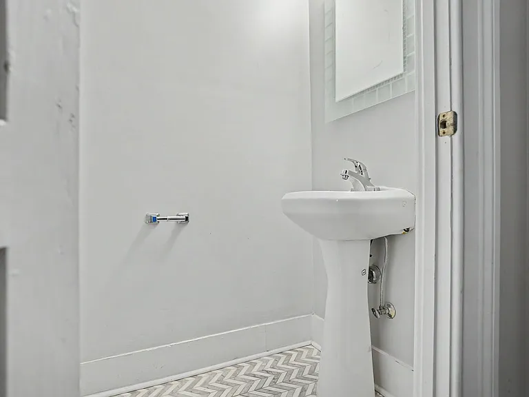 121 W Duffy St — Photo 19
