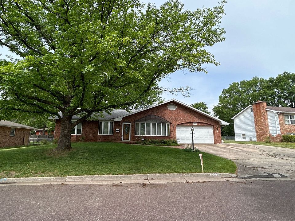 1st image of 2111 Iris Dr
