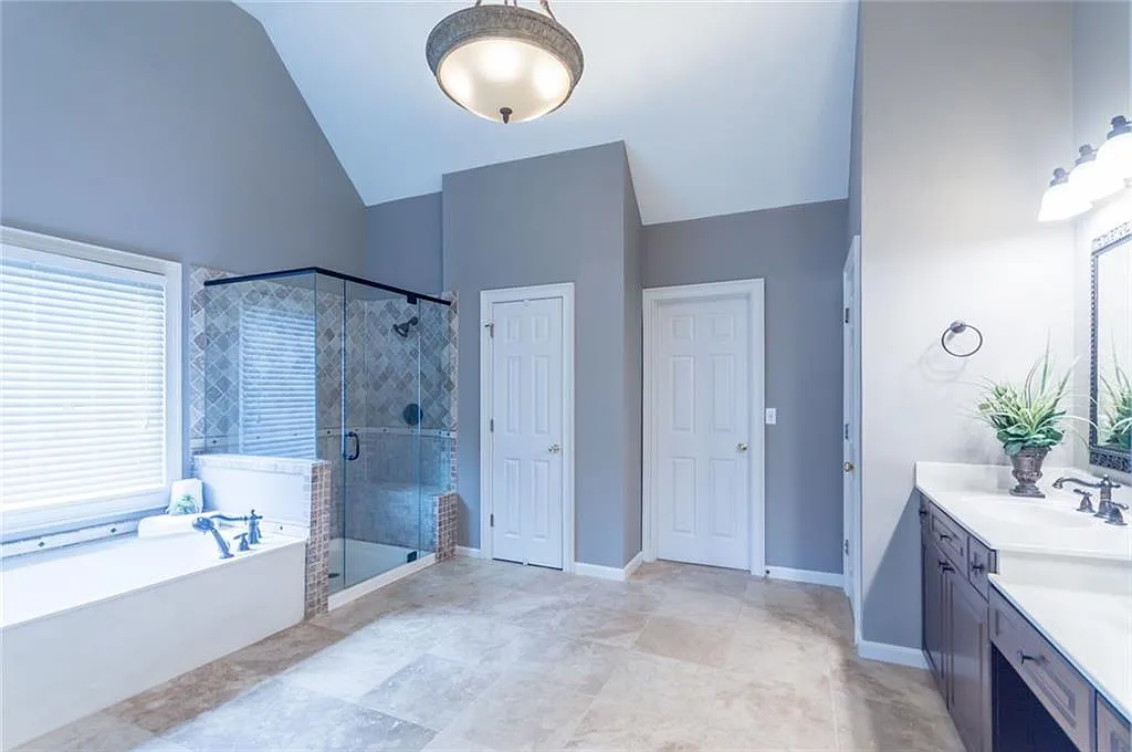 6 bed, 4445 sqft, $4,950 — Photo 4