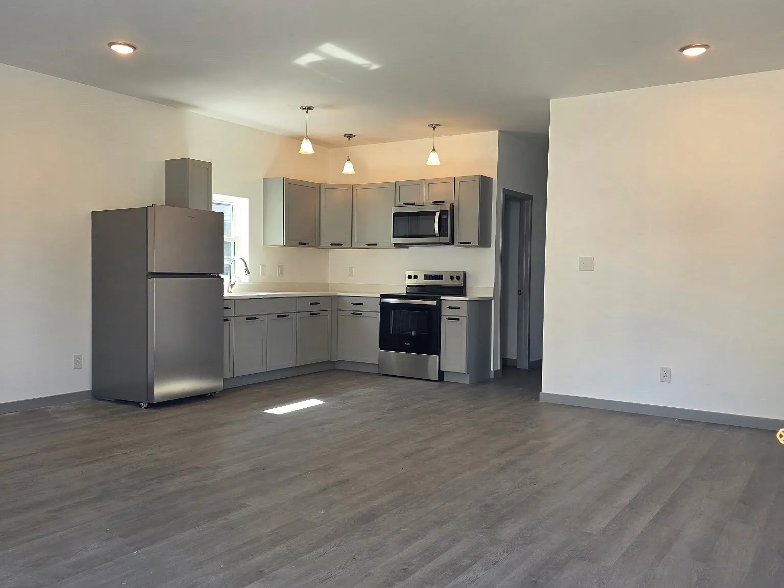 3 bed, 1200 sqft, $1,900 — Photo 2