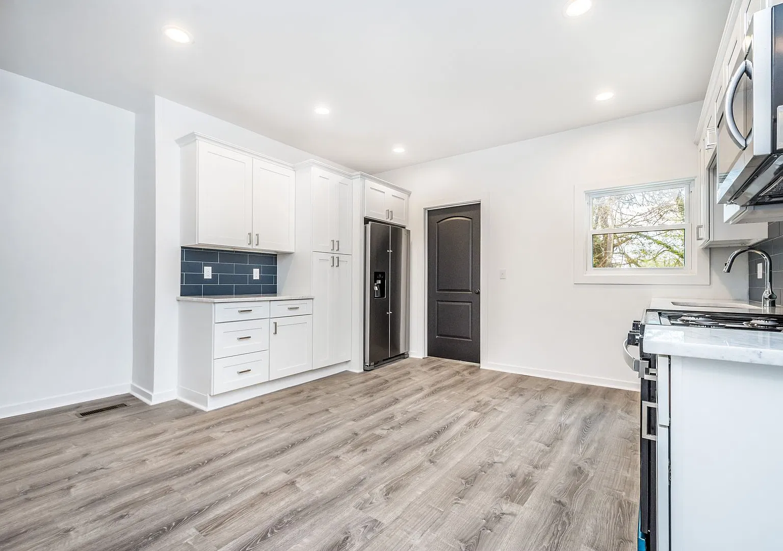Available Now! Beautiful 3-Bedroom and 2-Bathroom home in Mt. Washington!! — Photo 1