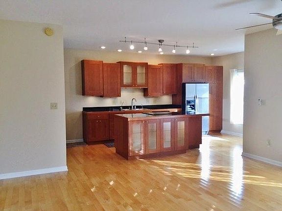 5th image of 112 Vaughn Ave