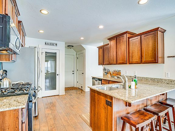 4th image of 2311 E Deer Park Ln