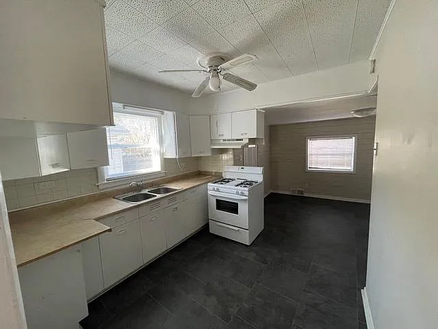 231 E Victoria St — Photo 6