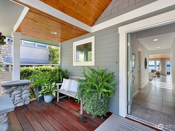 3rd image of 9827 51st Avenue SW