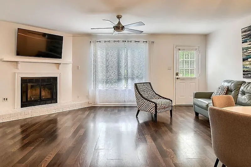 2 bed, 2.5 bath, 1336 sqft, $1,650 — Photo 2