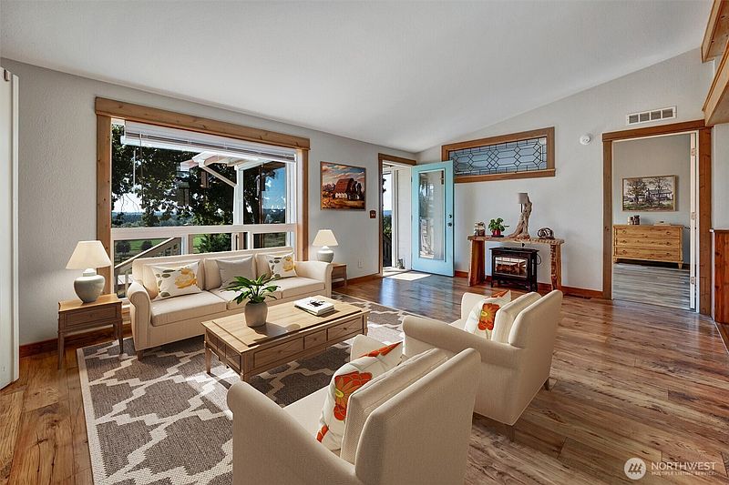 2nd image of 520 75th Avenue SE