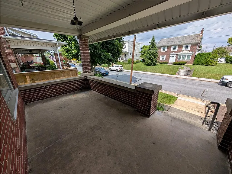 2132 Lincoln Ave — Photo 2