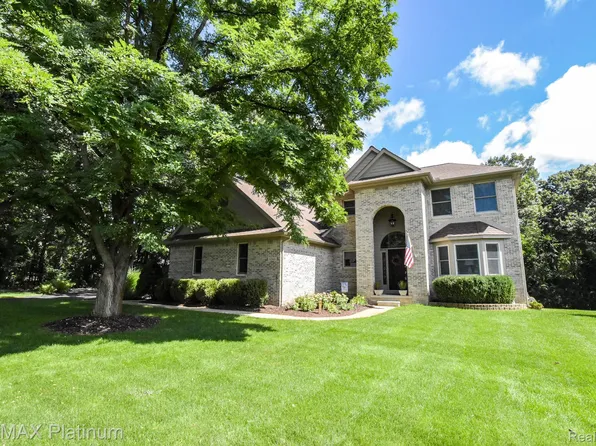 11565 Locust Ln, Whitmore Lake, MI 48189