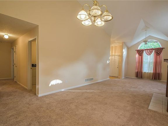 5th image of 393 Woodcrest Dr