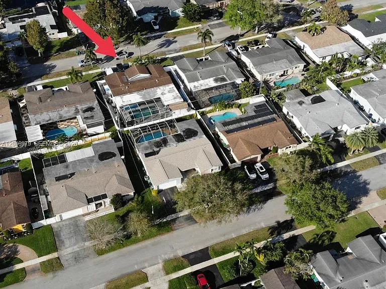 9240 SW 54th St — Photo 45