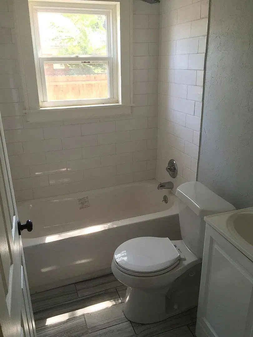 2404-2406 NW 20th St Duplex — Photo 3