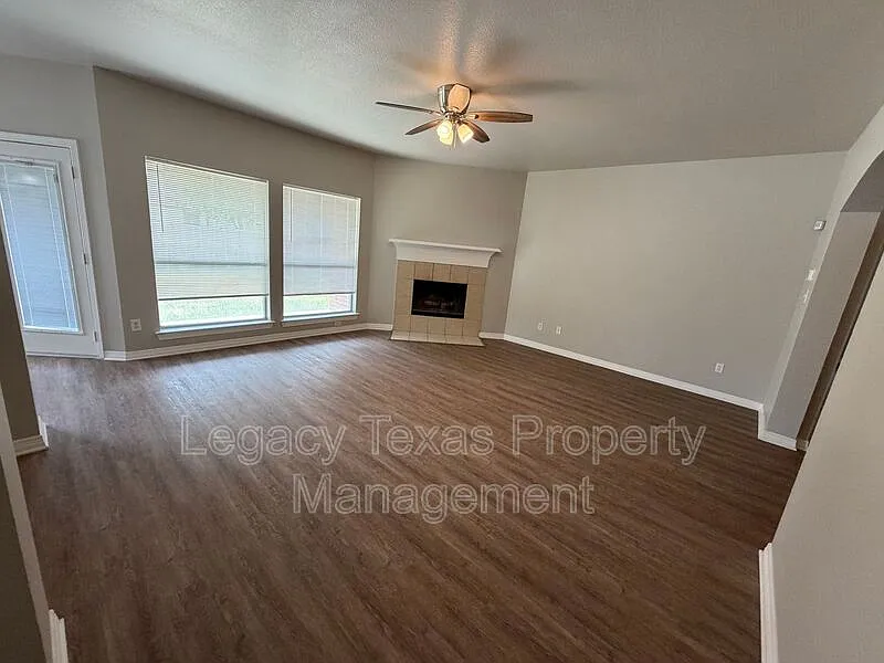 3 bed, 2.0 bath, 1684 sqft, $2,000 — Photo 2