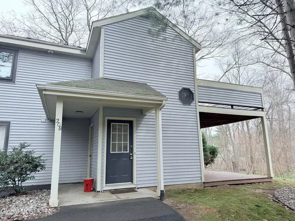 208 Yorktown Dr, Halfmoon, NY 12065