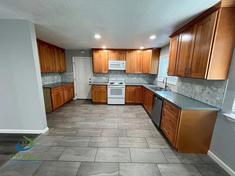 1567 Oriole Ave — Photo 10