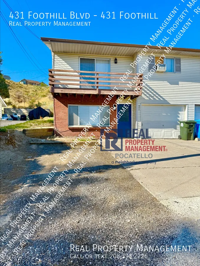 3 Bedroom 1.5 Bath 1 Car Garage Townhouse — Photo 1