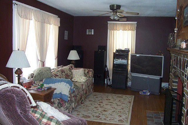 2nd image of 418 College St