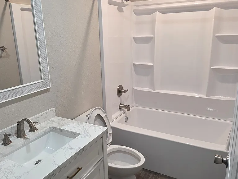 1824 N Hillcrest Ave — Photo 5
