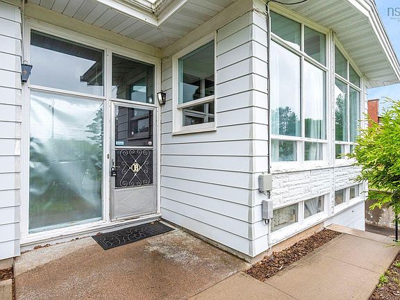 4th image of 489 Pine Ridge Ave
