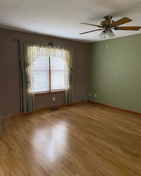 1st image of 1415 Clover Creek Ln