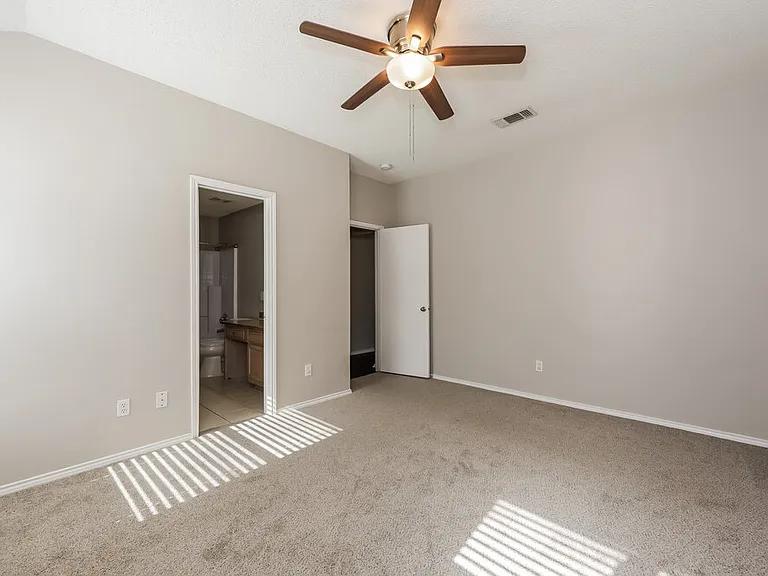 1040 Glencrest Dr — Photo 11