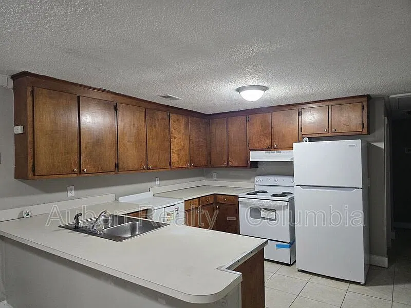 5 bed, 1.5 bath, 1360 sqft, $1,825 — Photo 3