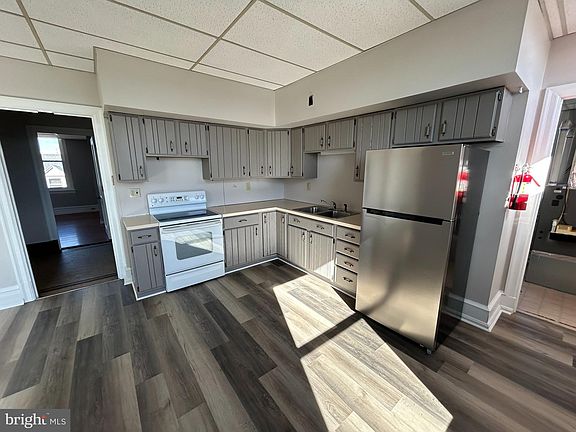 4th image of 702 Chestnut St Floor 3